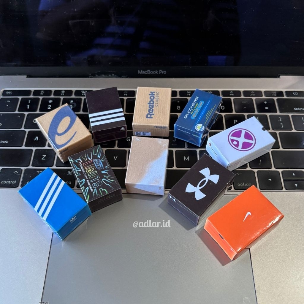 MINIATUR MAGNET TEMPELAN KULKAS SOUVENIR MERCHANDISE PRODUK DUS SEPATU ADIDAS,NIKE,SKECHERS,DLL