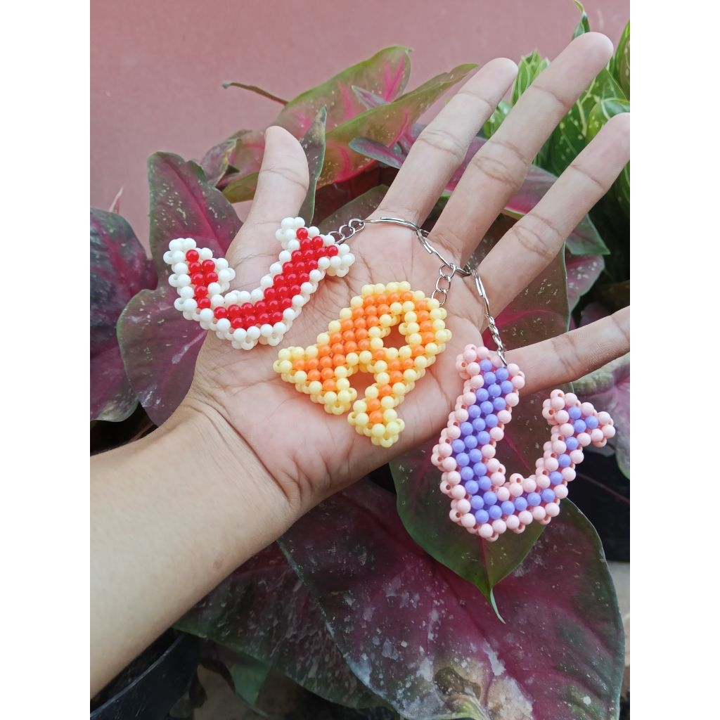 souvenir pernikahan /gantung kunci huruf /Gantungan kunci manik/gantungan kunci /