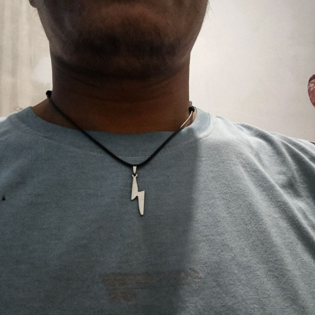Kalung Titanium Pipih Liontin Bintang Dan Bulat Liontin Petir Serta Kalung Tali Liontin Petir