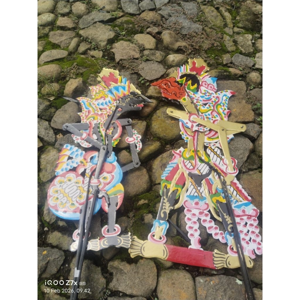 isi 2 wayang kertas baladewa  cm dan kresna