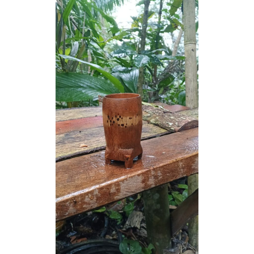 cangkir bambu kerajinan tangan.