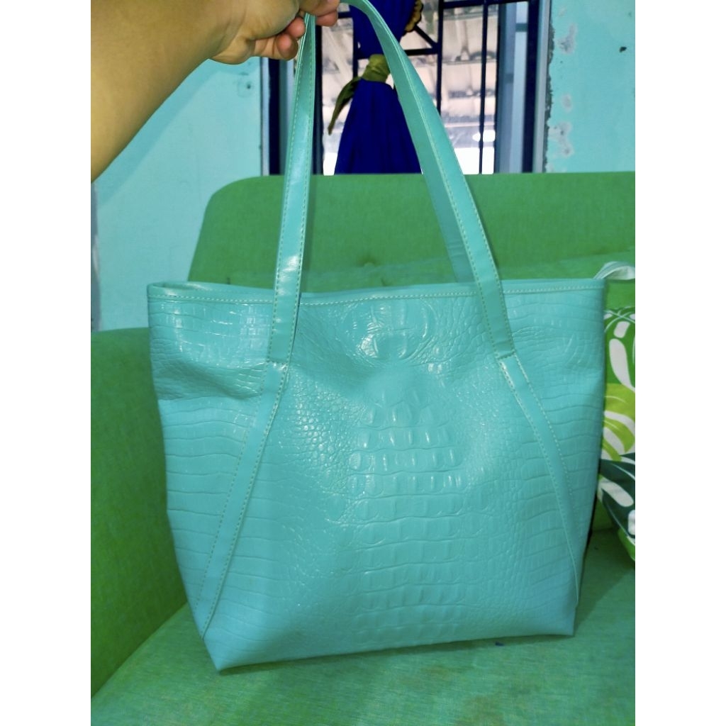 Tas Shoulder Bag/Tote bag warna green tosca crocodile-embossed leather.