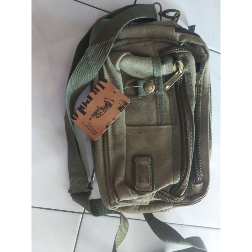 tas slempang pria levis