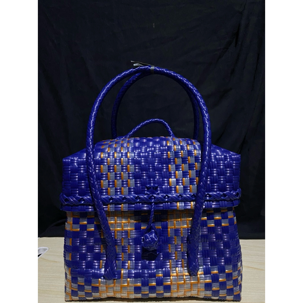 TAS TUTUP. Tas anyaman dari plastik dan ada tutupnya