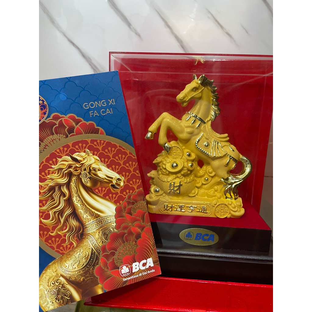patung kuda warna emas souvenir imlek chinese new year BCA prioritas