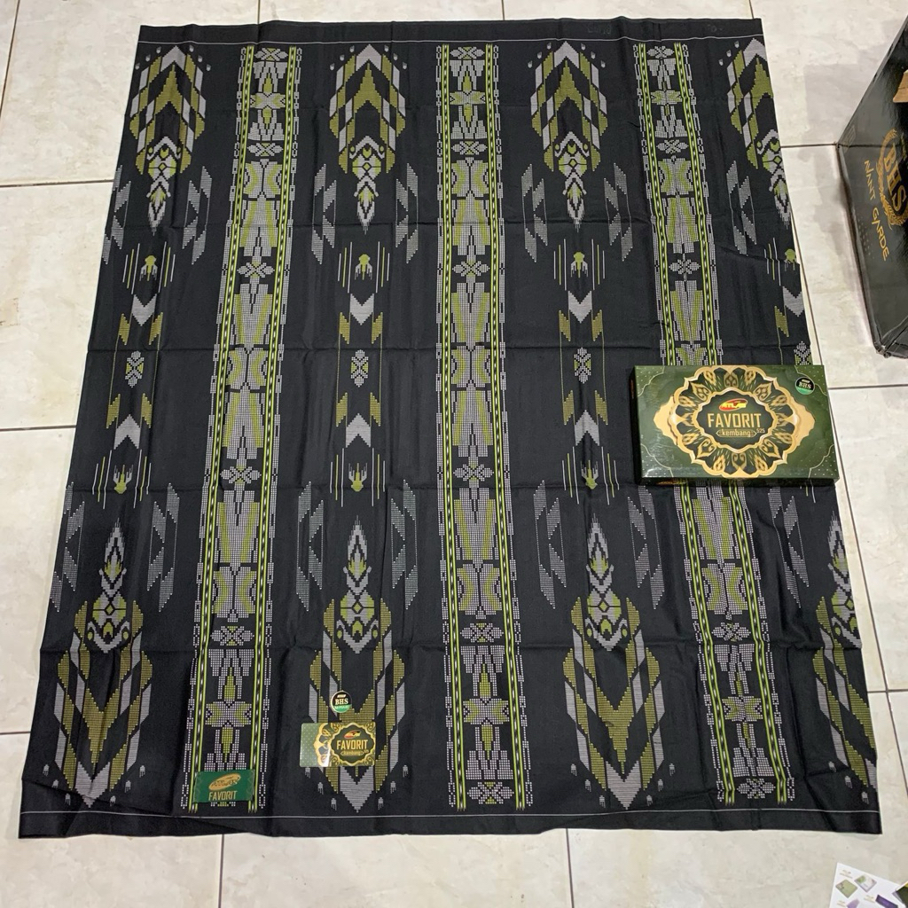 sarung atlas favorit serasi