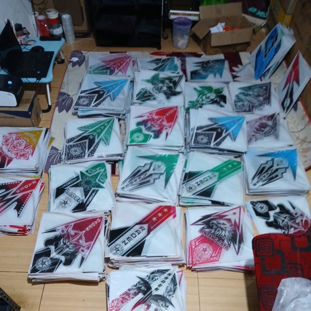 Layangan Sukhoi Standar 1 pack (Isi 100 pcs) Motif Acak, Cocok untuk Bermain