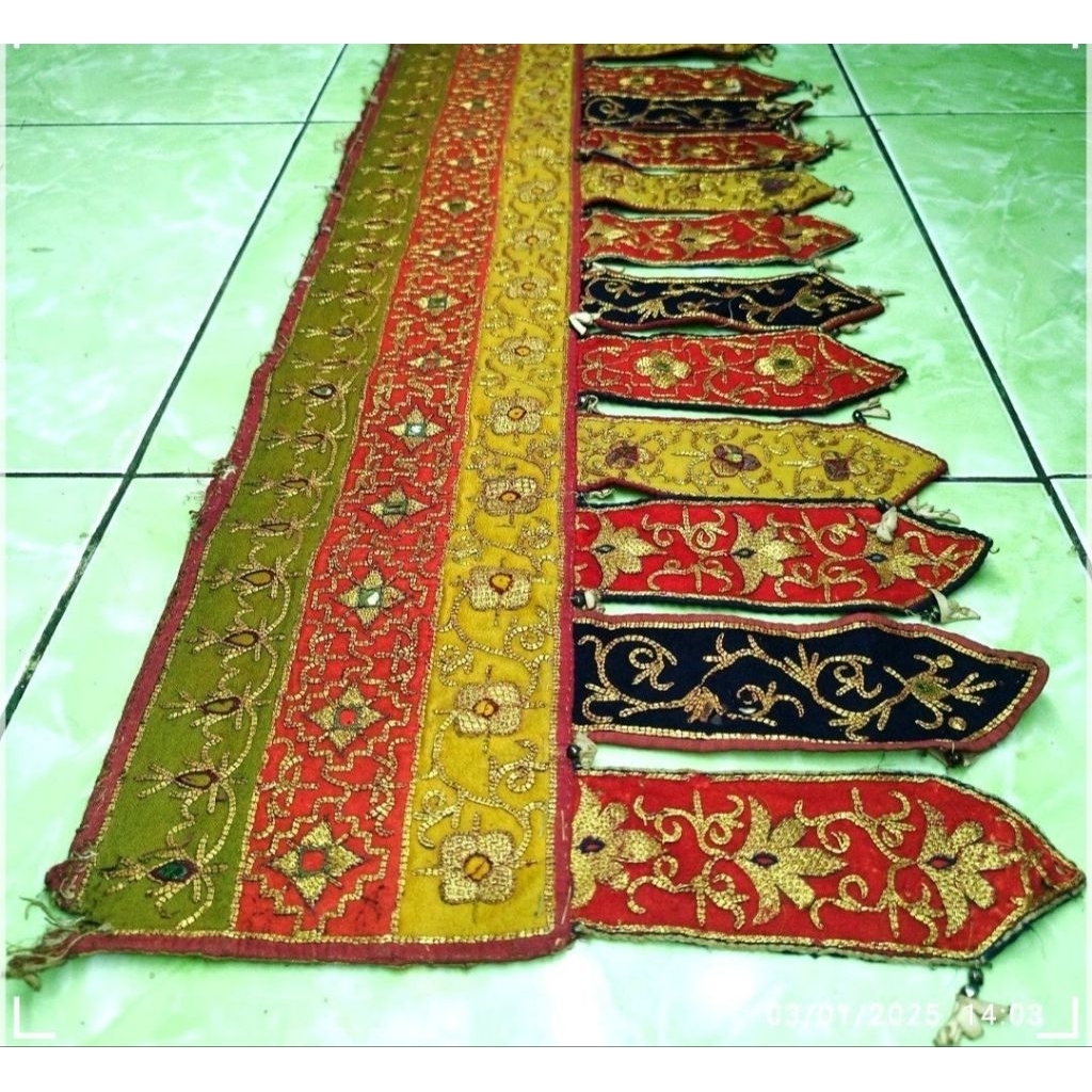 Kain pajangan rumbai full bordir motif bunga timbul mute bling" khas Dayak Kalimantan lawas kuno Ant