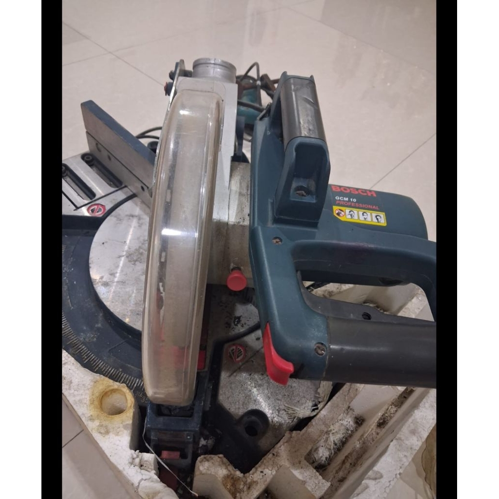 Mesin Gergaji Potong Aluminium Kayu Duduk Miter SAW BOSCH GMC 10 Profesional