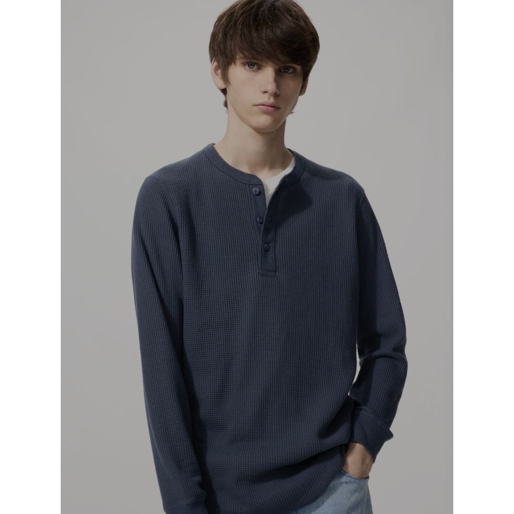 Uniqlo T-Shirt Waffle Kerah Henley Lengan Panjang Blue size L