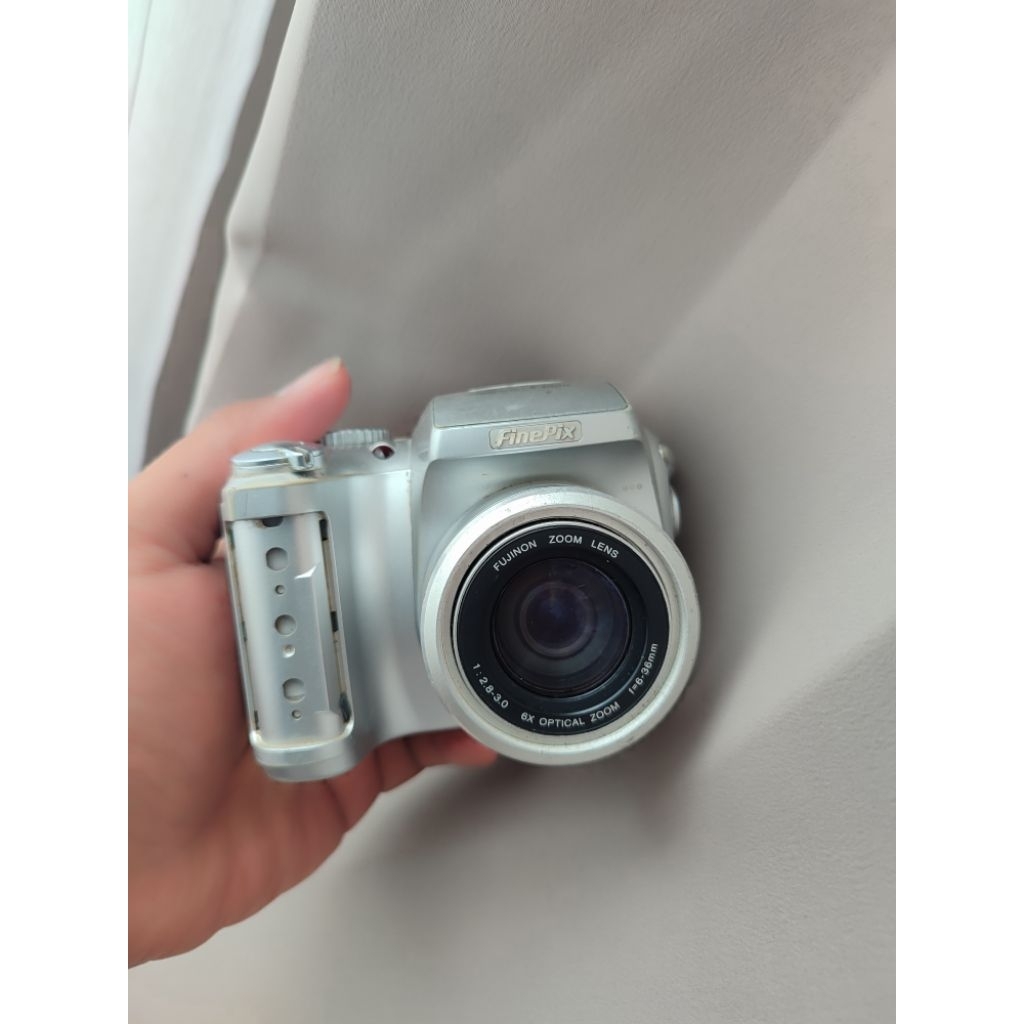 Kamera digital jadul Fujifilm finepix S3000 untuk pajangan