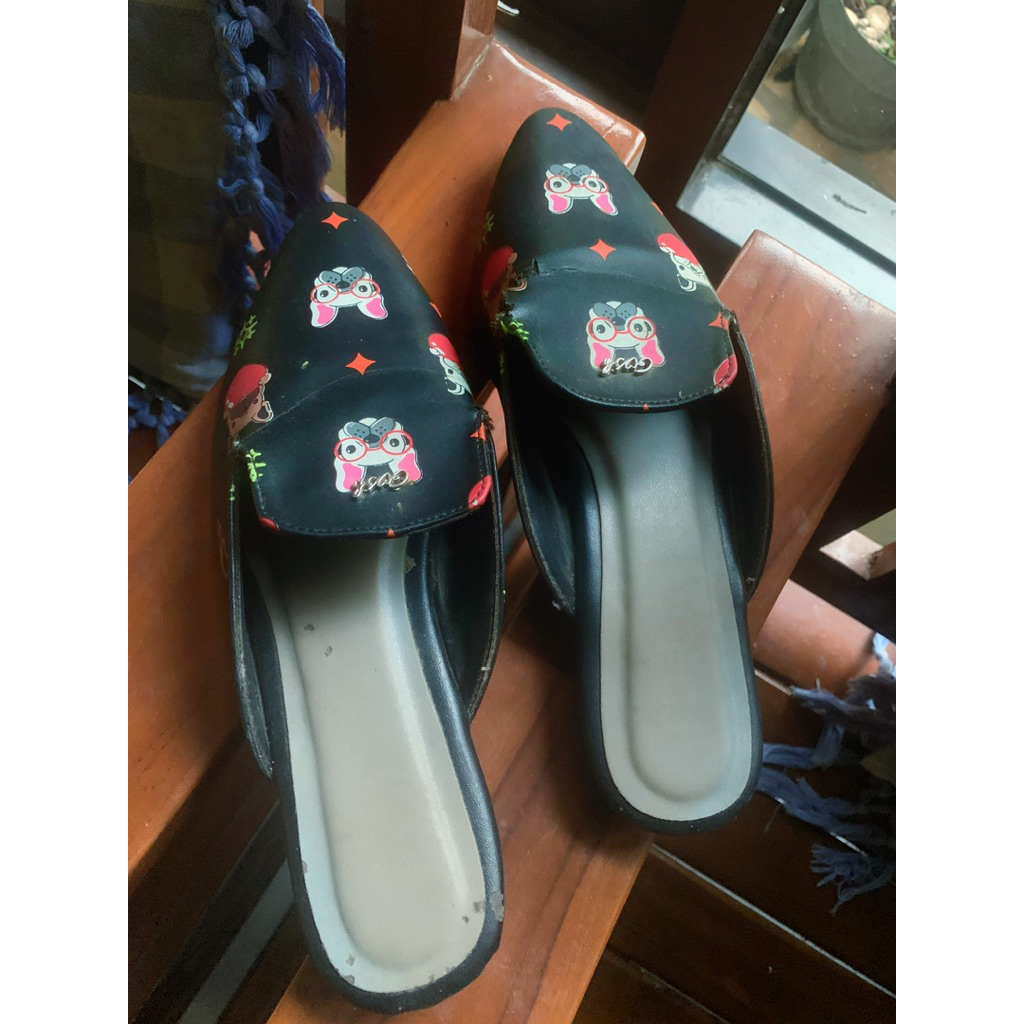 pl sepatu hitam mules gosh motif lucu 37
