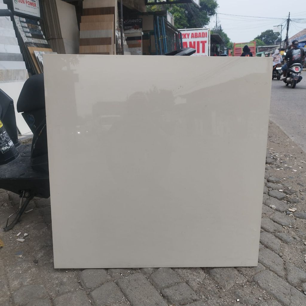 Ubin Keramik Lantai 60x60cm Krem Ivory Polos - Finishing Glossy, dan Matt Tekstur Serat, Permukaan L