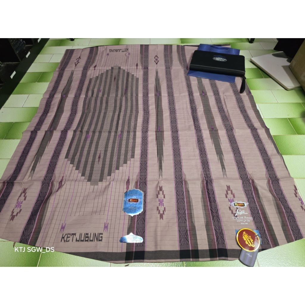 Sarung KETJUBUNG RED Mercerized Motif SGW GOLD 02