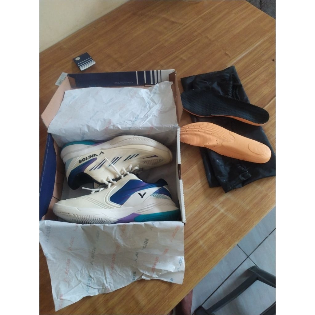 sepatu badminton victor a780 lunar white original second like new