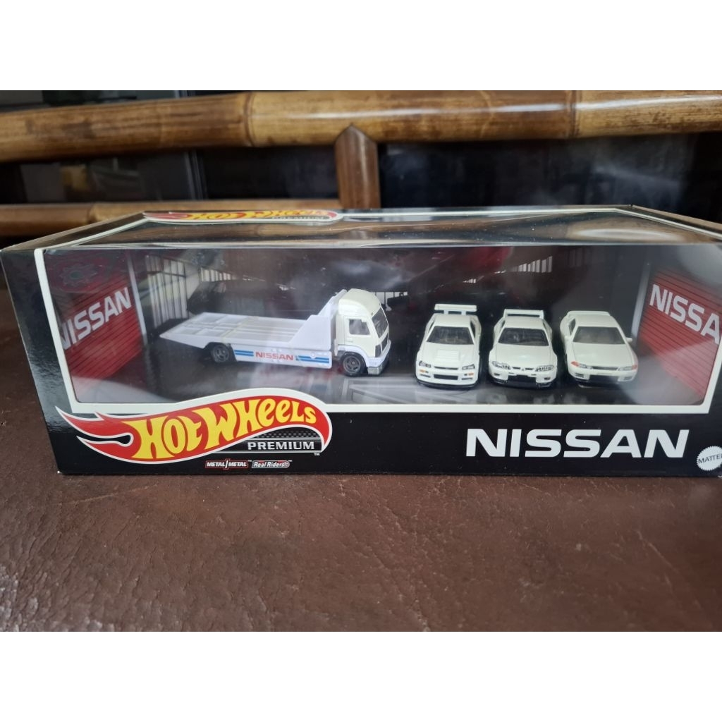 Hot Wheels Premium Diorama Nissan Set