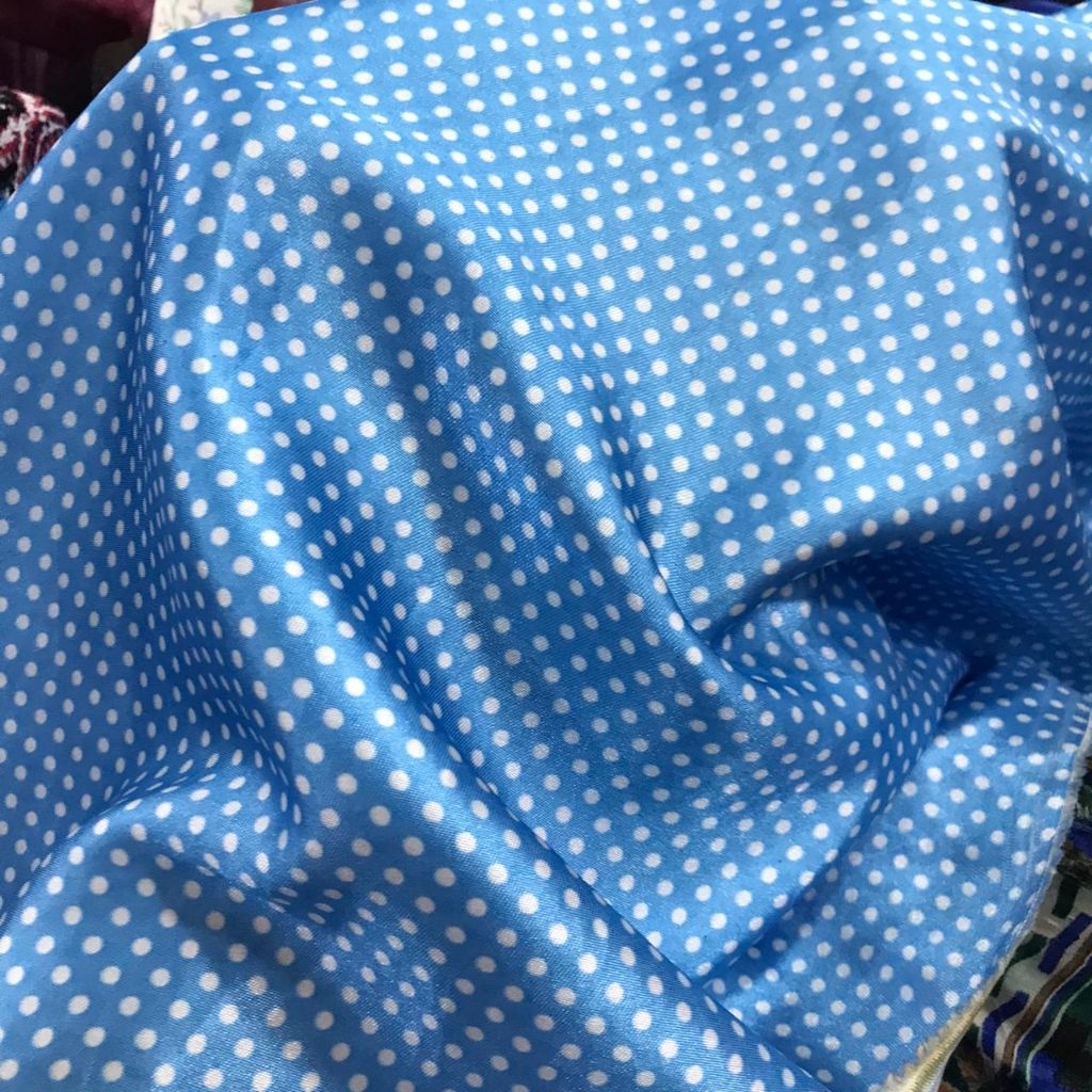 kain satin silk motif polkadot ~ kain satin carmus motif polkadot biru ~ kain satin motif app