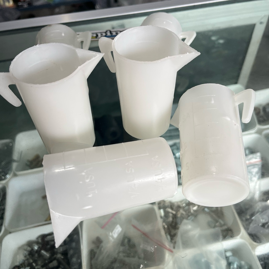 Gelas takar oli samping vespa