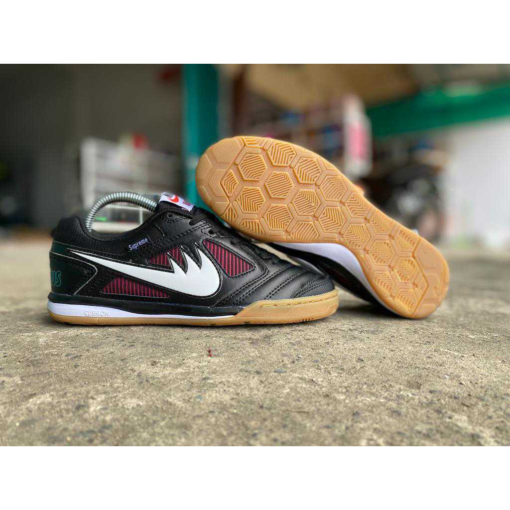 [Best Seller] Sepatu Futsal Supreme X Nike SB Gato IC -  Black White World Famous