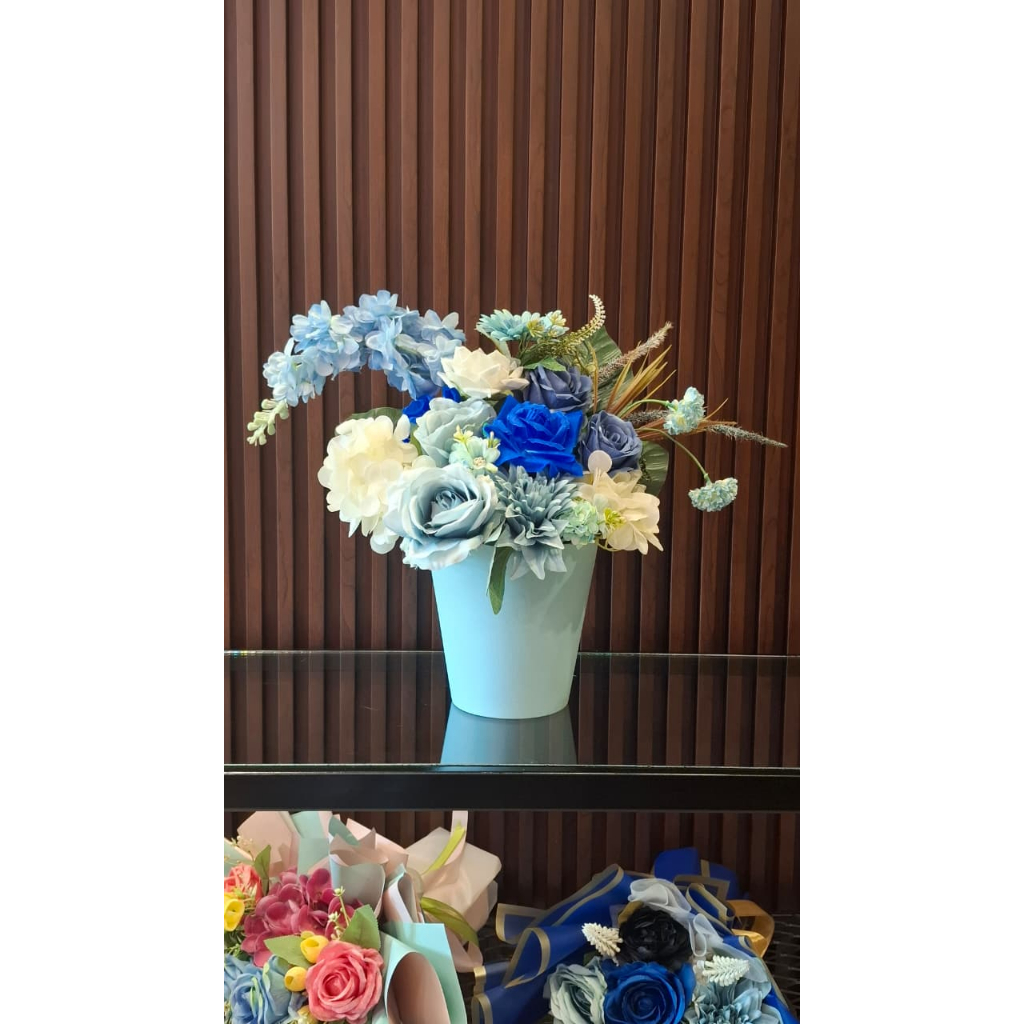 Vas Biru Pastel Hydrangea Mawar Biru – Artificial Flower Elegant Soft Tone