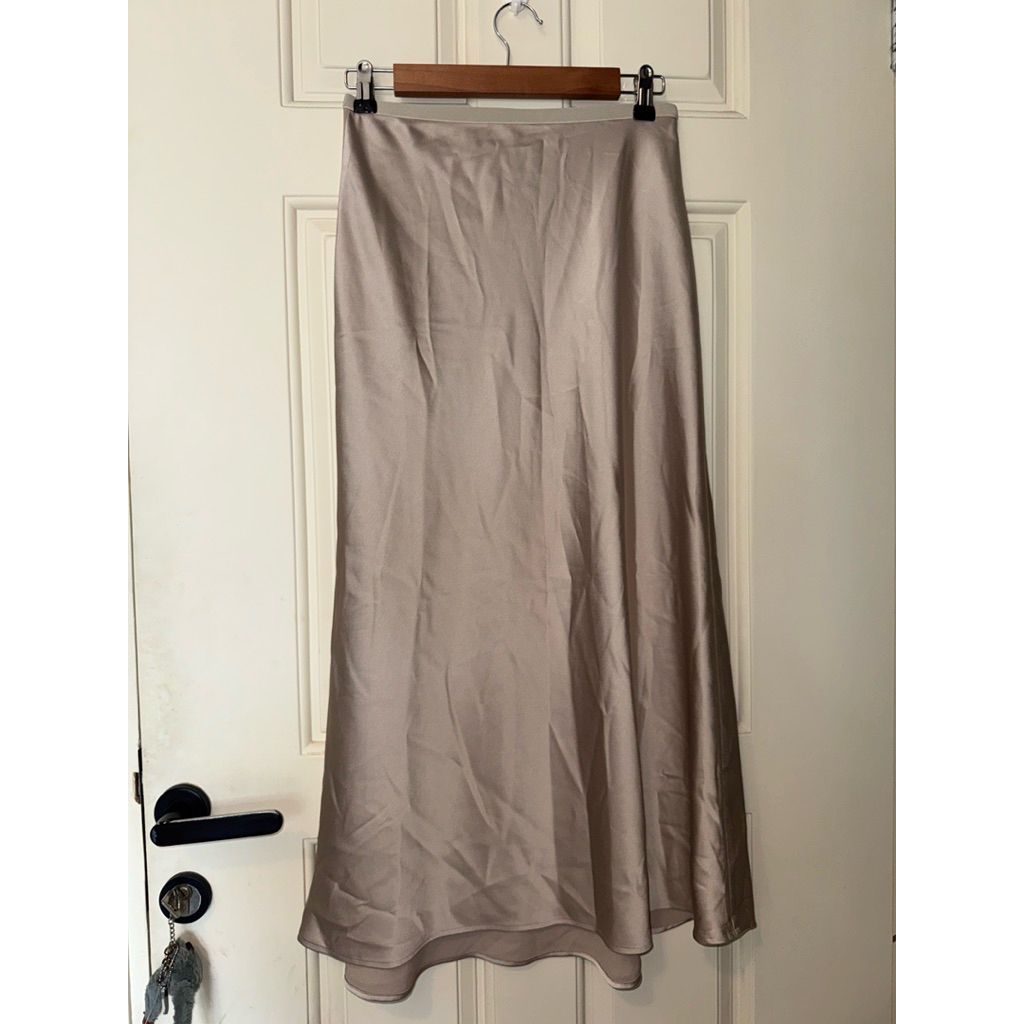 keranjang 3: rok satin uniqlo unworn
