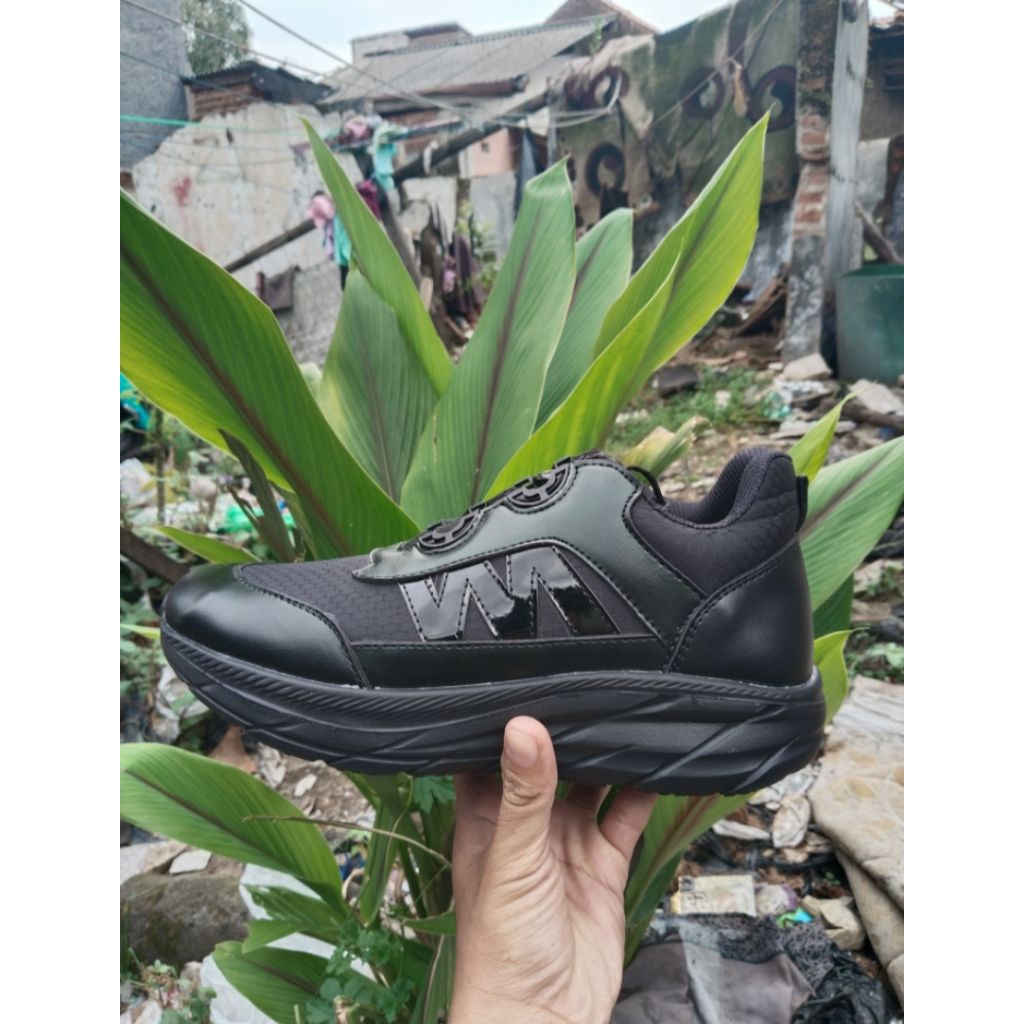 Sepatu sport pria tali putar