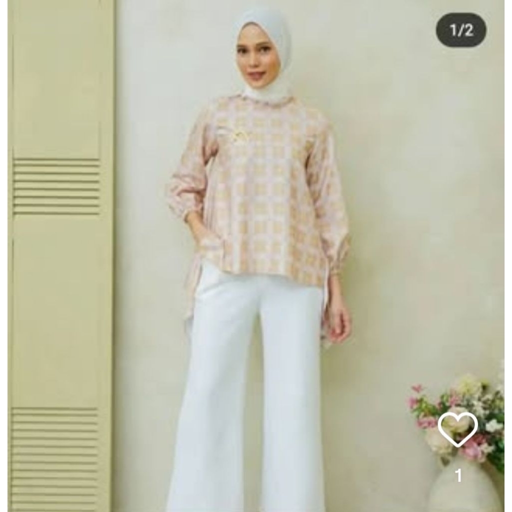 MIA BLOUSE IN WALNUT XXL WEARING KLAMBY