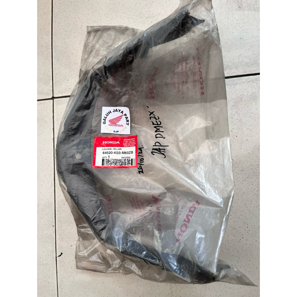 LOUVER FRONT LOWER GARNISH KUMIS BAWAH LAMPU REVO FI ORI AHM 64520-K03-M60ZB