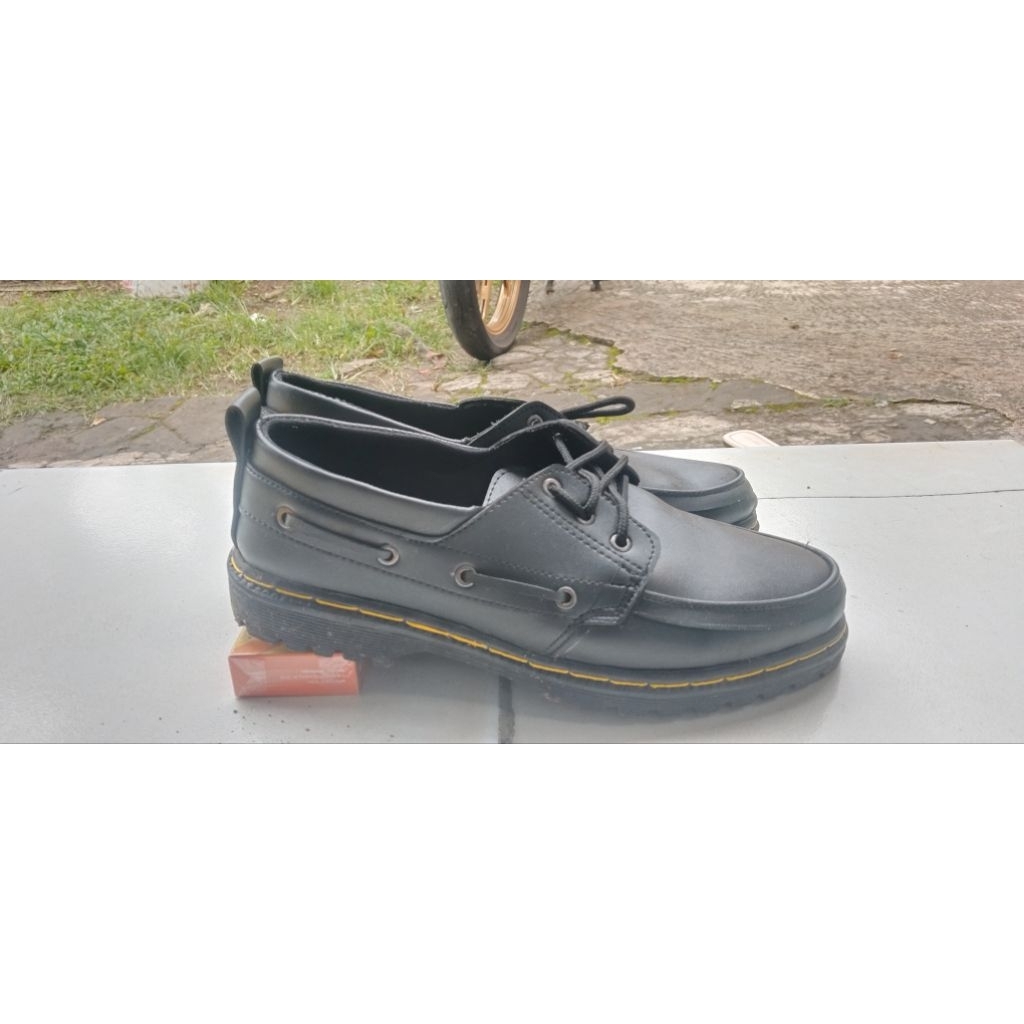 sepatu second Docmart pria
