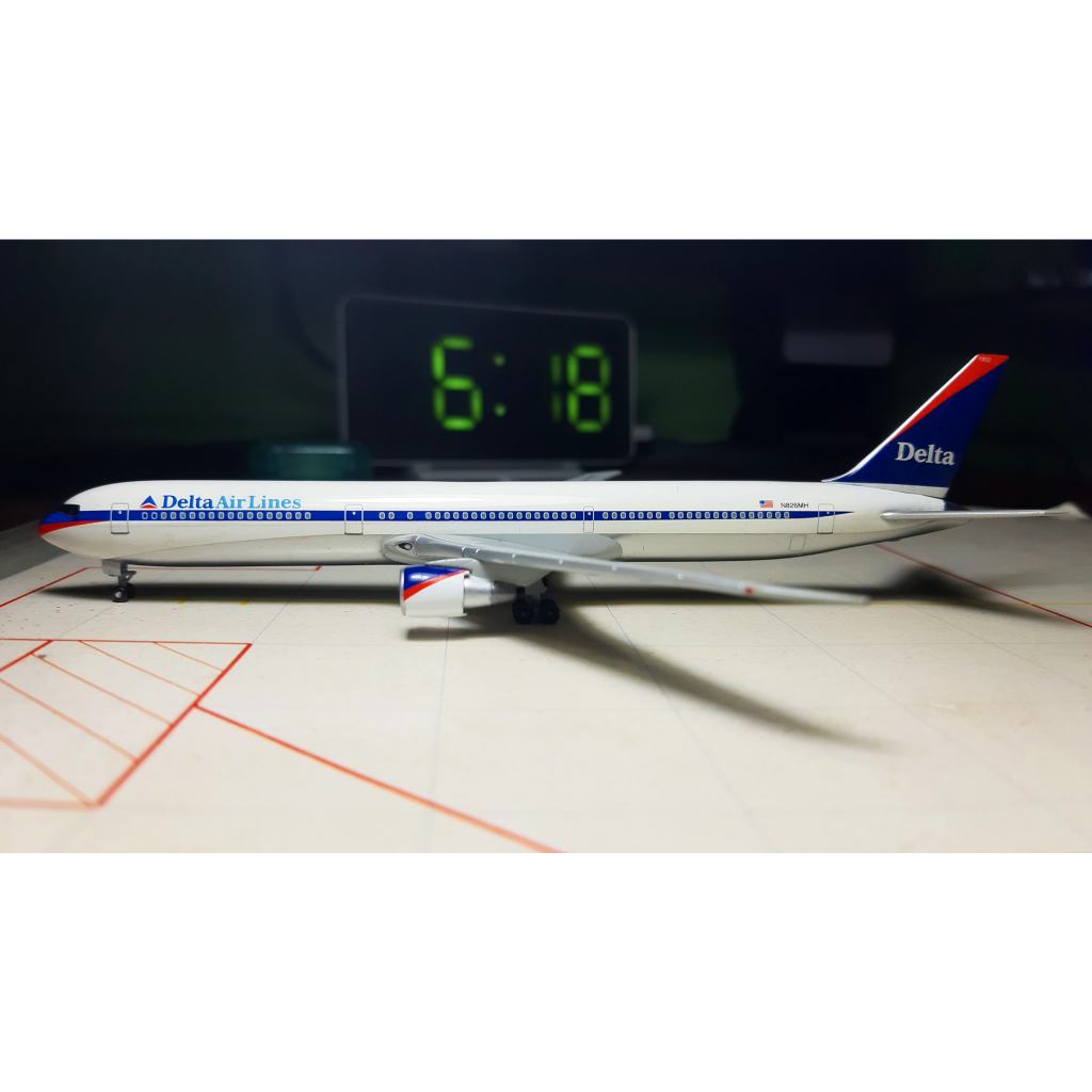 Diecast Pesawat - Delta Air Lines (old colour) - Boeing 767-432(ER) - registration N826MH - skala 1: