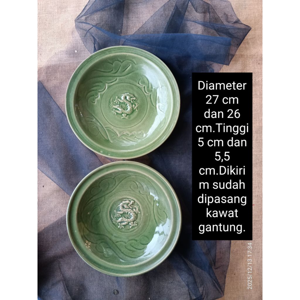 Diameter 27 cm an dan 26 cm an 2 buah Piring gantung keramik hijau celadon naga timbul untuk dekoras
