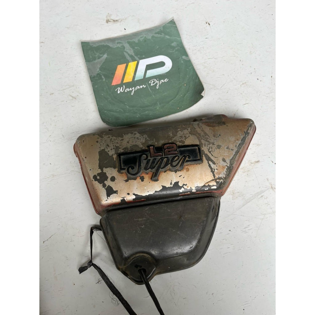 Tutup aki kempolan aki yamaha l2 super original bekas sebelah kiri
