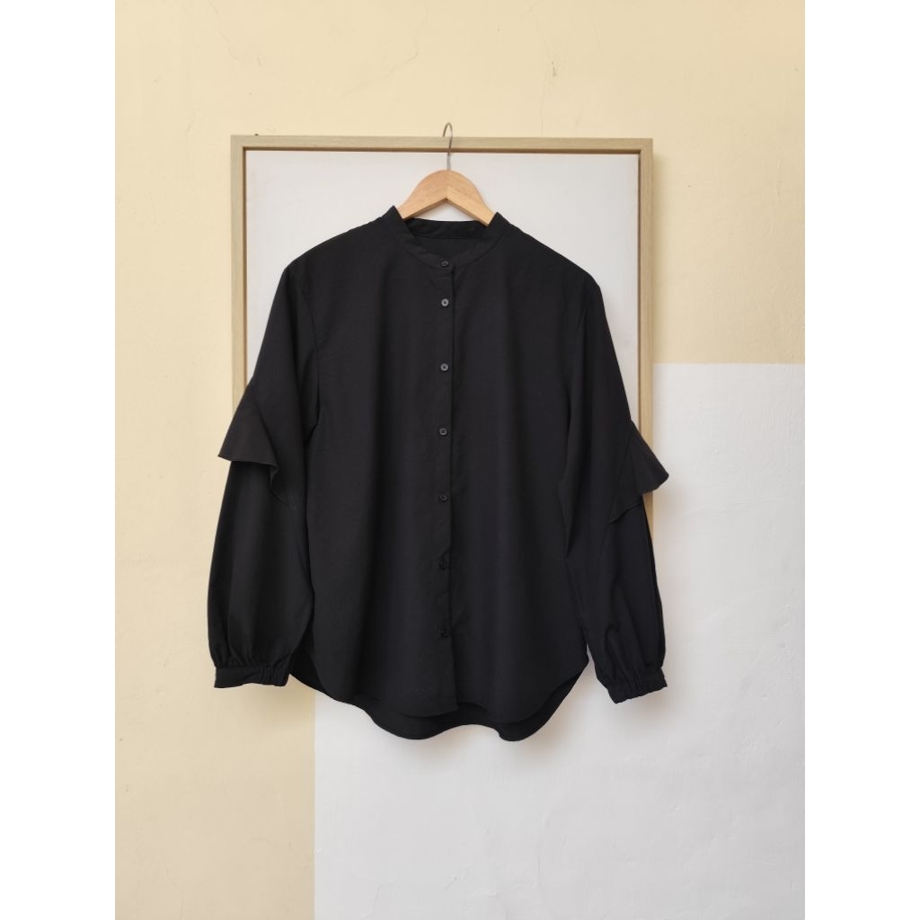 Kemeja Kombi Ruffle Hitam GU