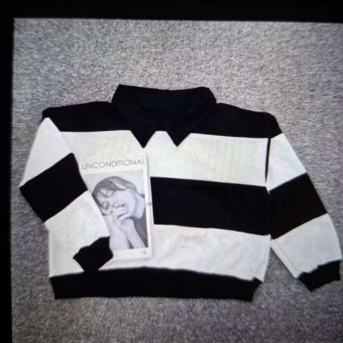 preloved sweater crop top garis" hitam putih