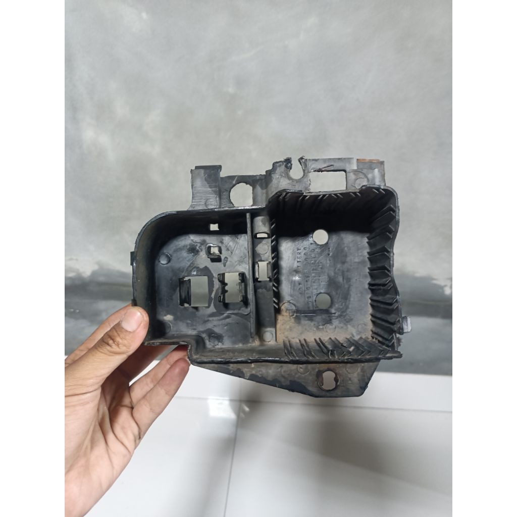 dudukan aki honda win 100 original wadah aki honda win 100 original