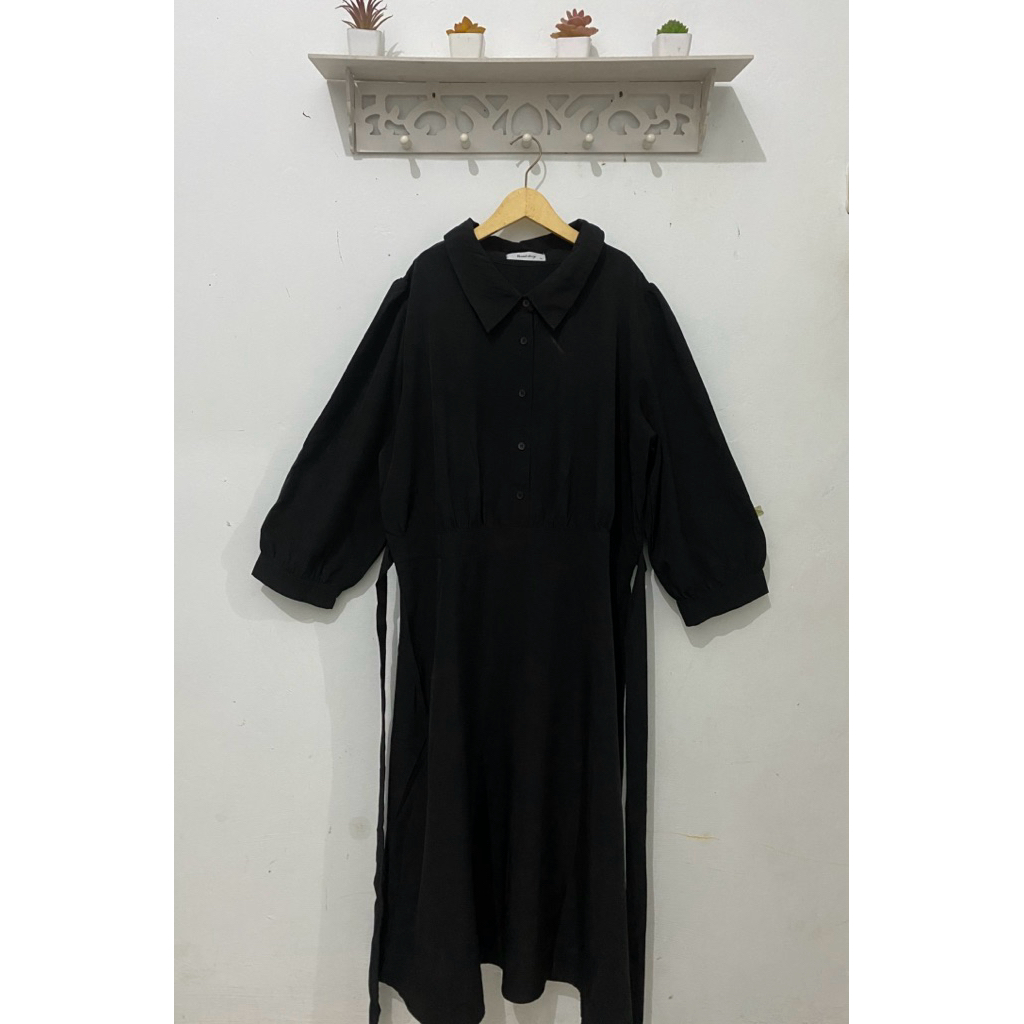 midi dress hitam by Romi story