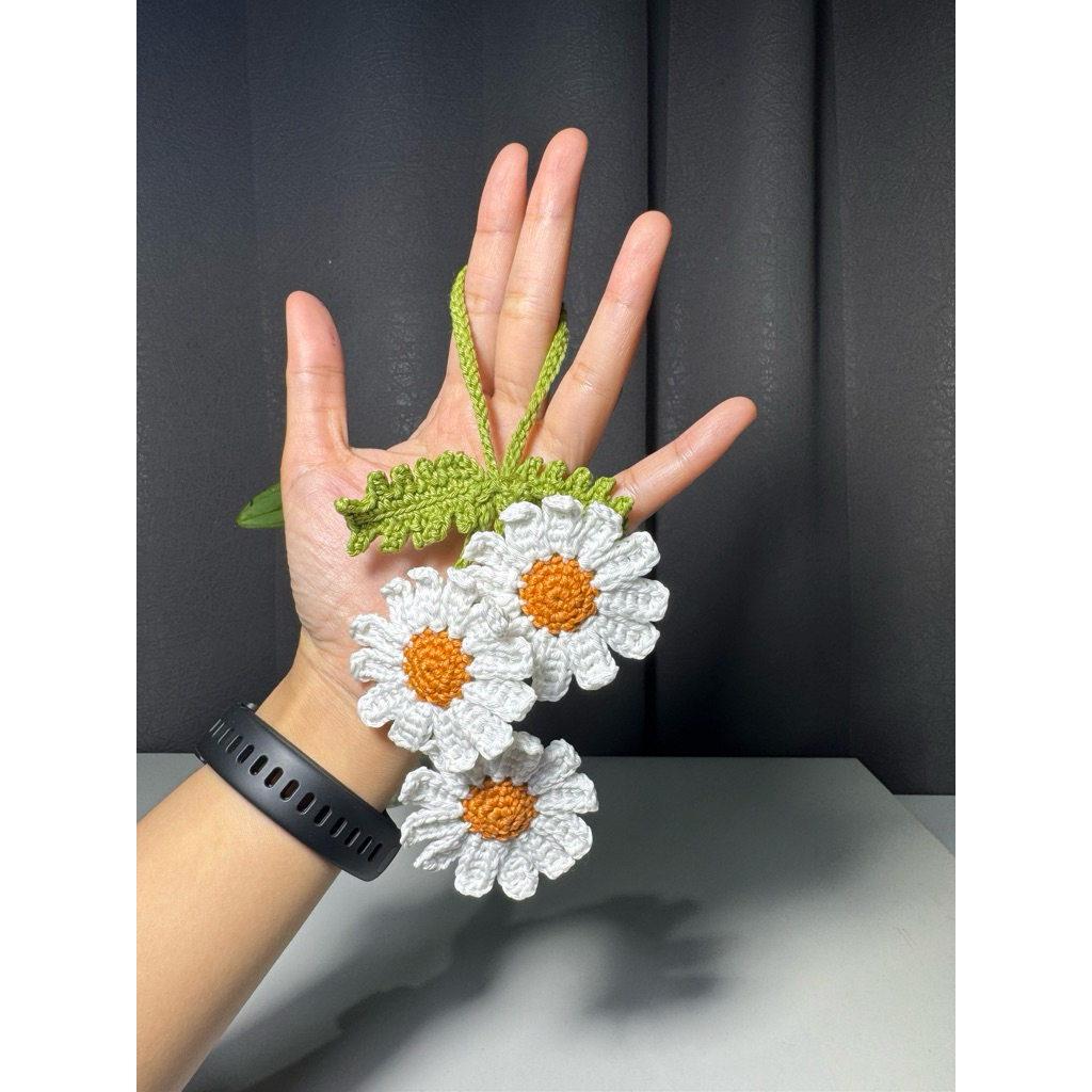 bag charm rajut bunga daisy