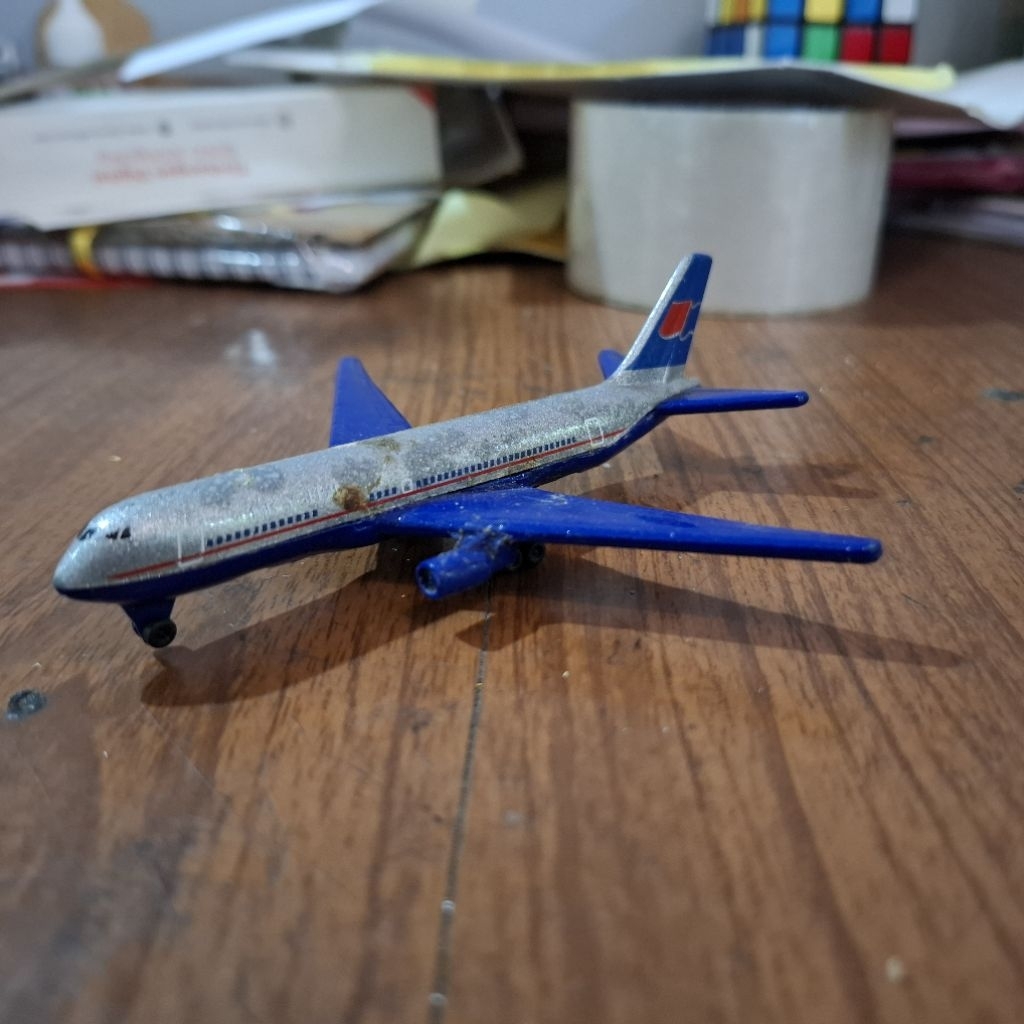 mainan pesawat Boeing B767 Majorette biru junk
