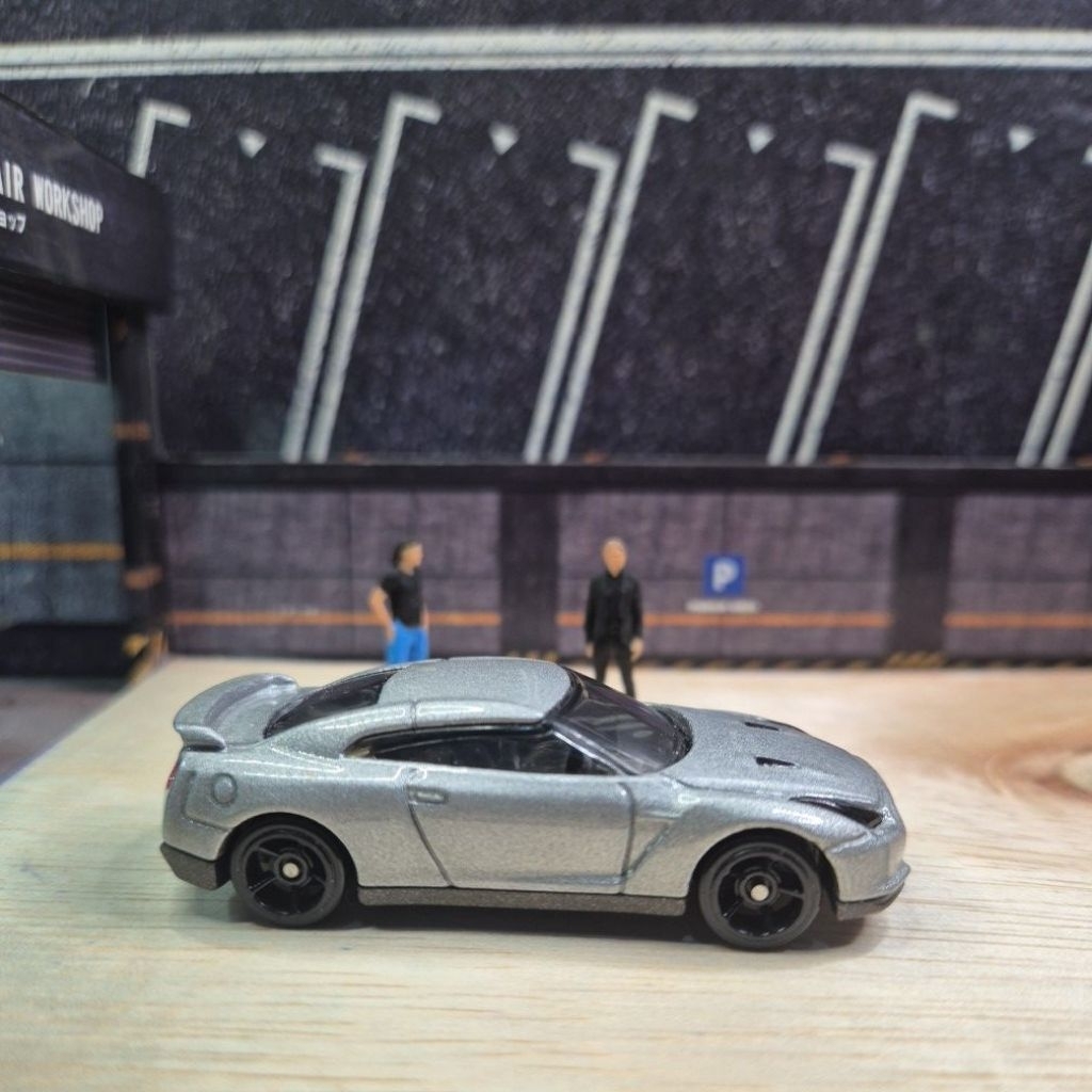 HOT WHEELS NISSAN GTR R35 SILVER