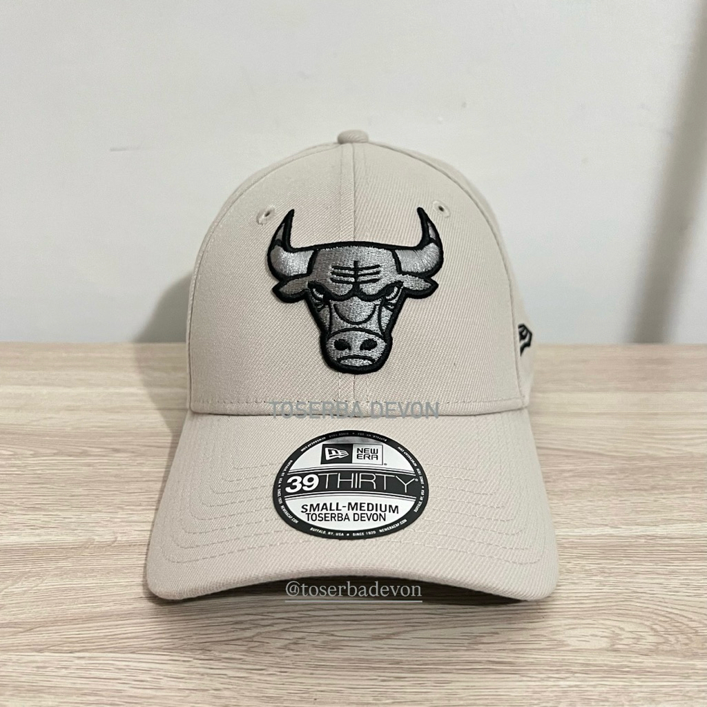 Topi New Era Original Second Chicago Bulls 39THIRTY Small–Medium Warna Cream Kondisi Mulus