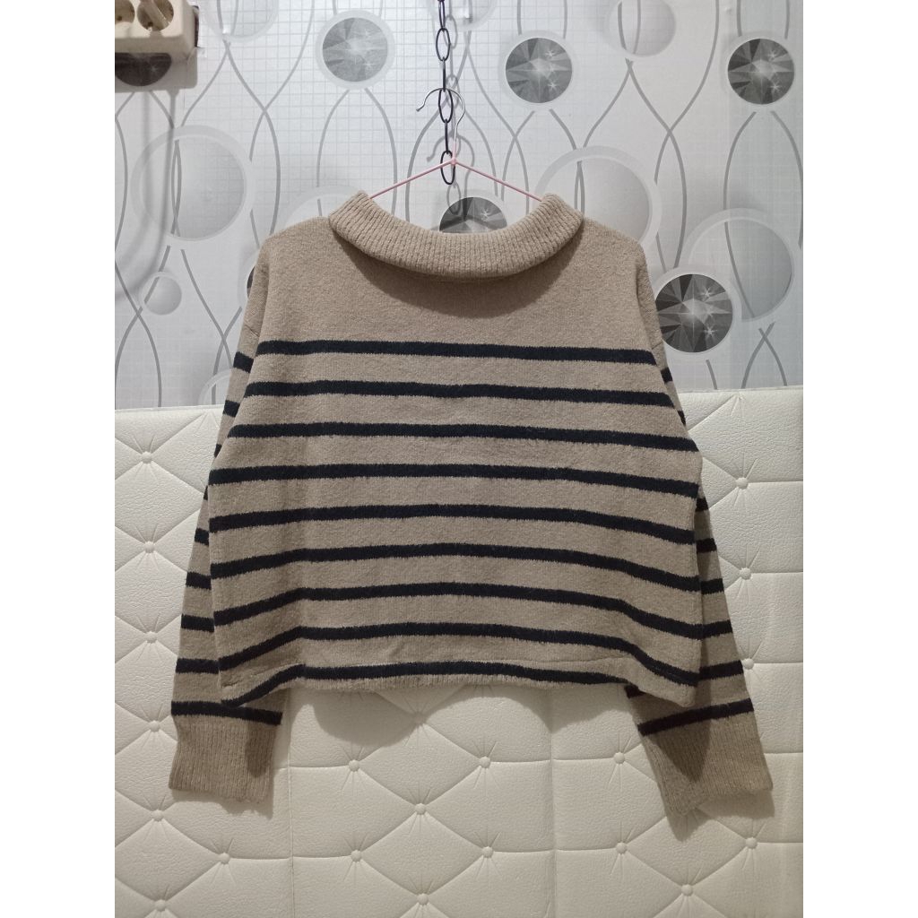 Sweater rajut crop salur GU by uniqlo warna coklat susu