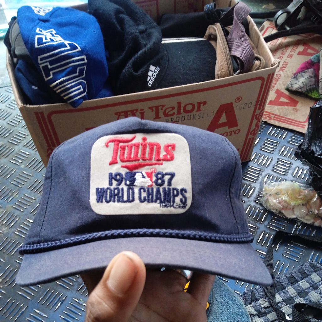 topi vintage golfer tali kapal twins word Champions