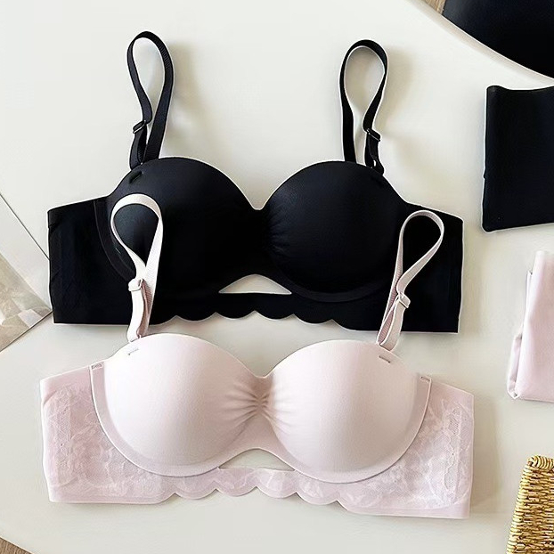 Aura Intim Bra wanita tanpa jahitan model setengah cup dengan potongan untuk payudara kecil.