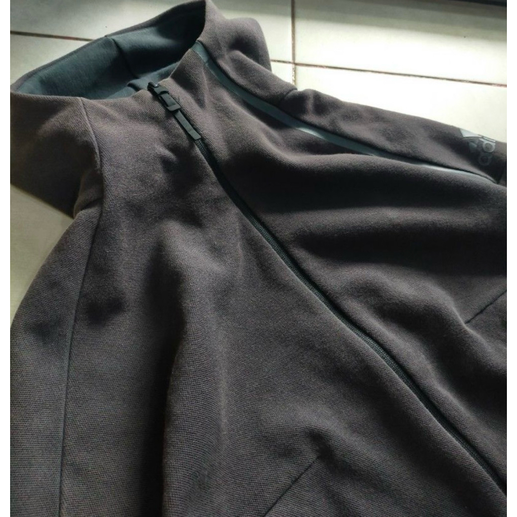 jaket adidas Zne ukuran M kondisi second.