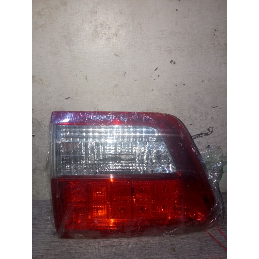 lampu reflektor bagasi Toyota Fortuner 2010