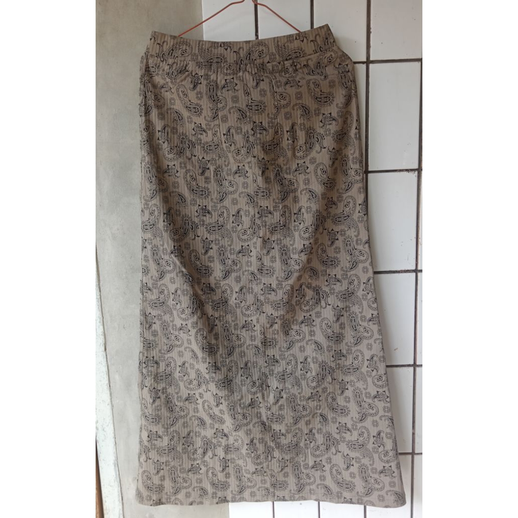 Rok Panjang Motif Paisley DAUKY Wanita – Bahan Stretch, Pinggang Karet, Size M