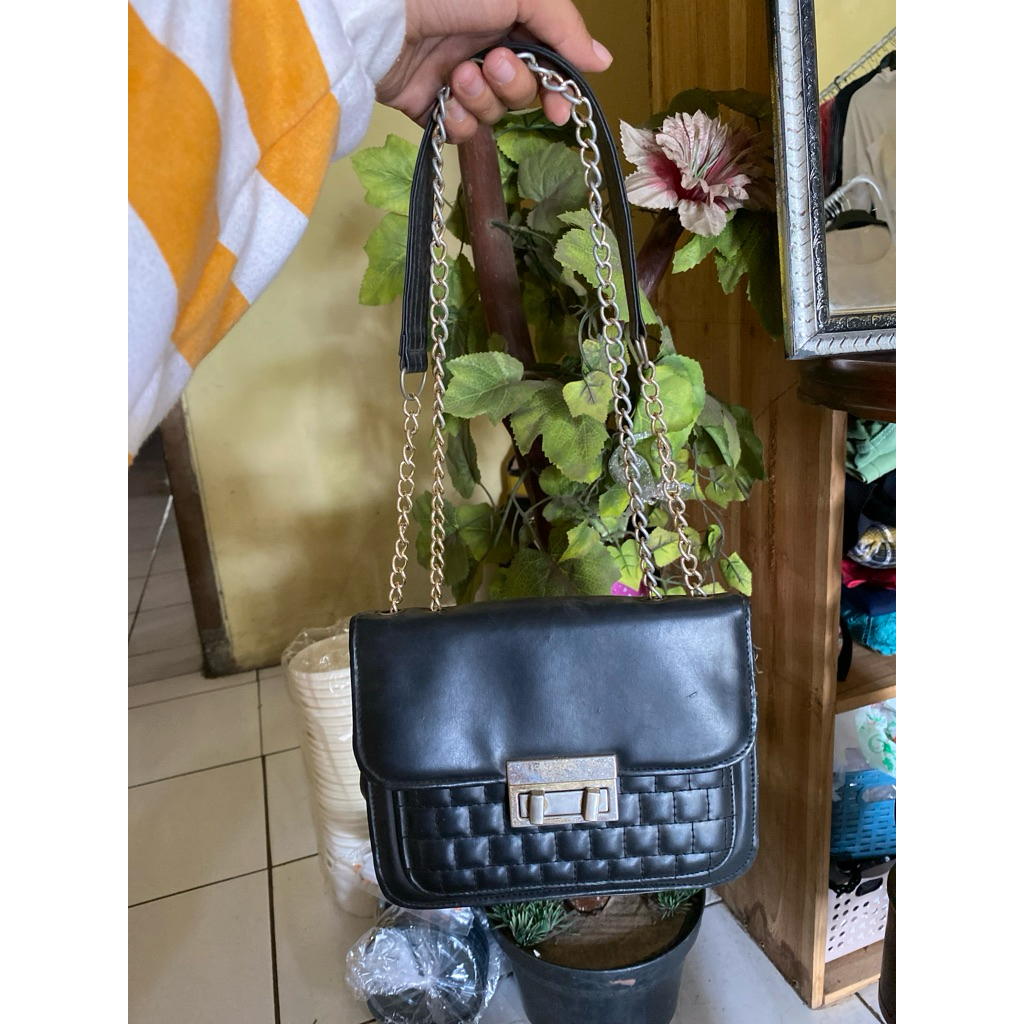 tas selempang hitam rantai