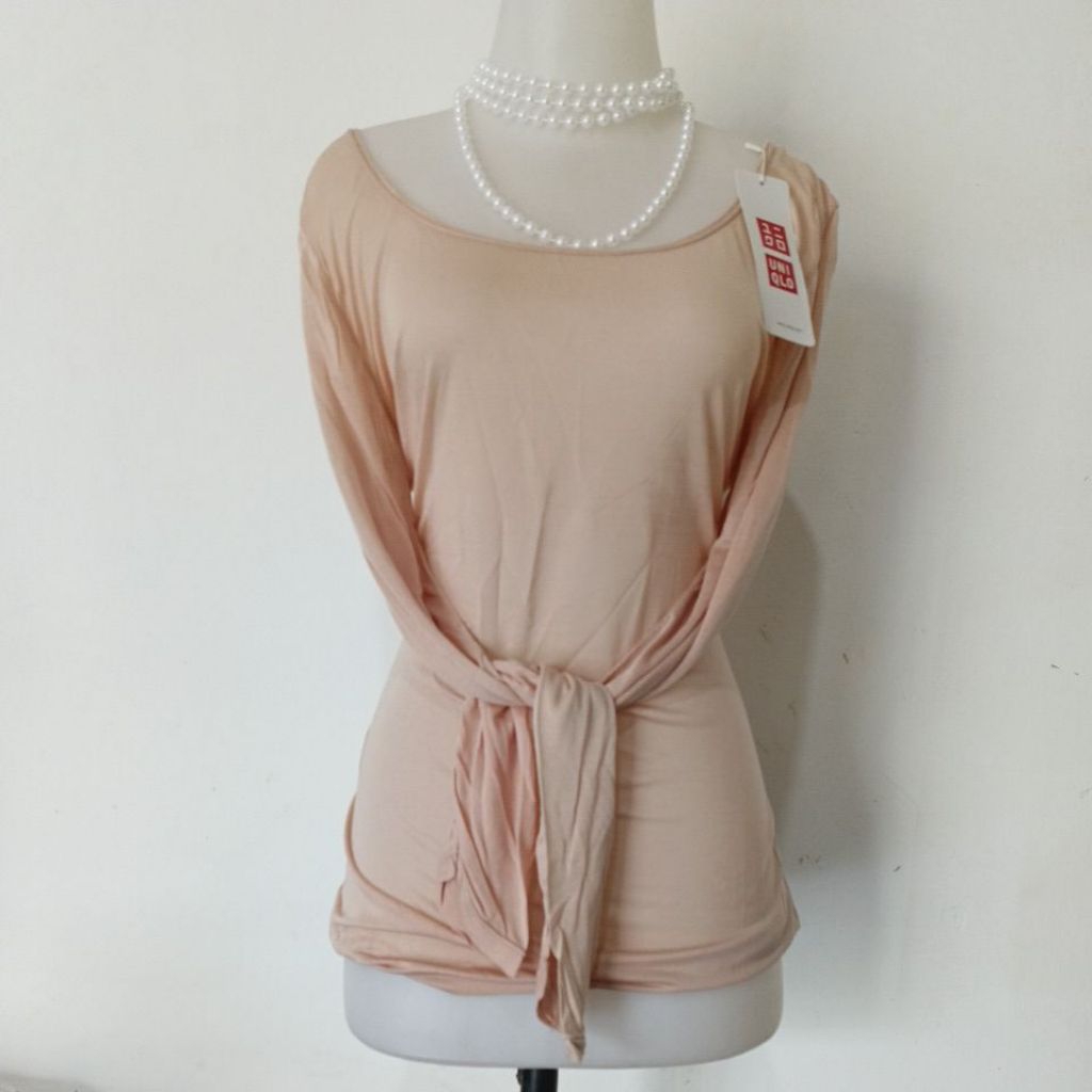 MANSET DALAMAN KREM UNIQLO LENGAN PANJANG
