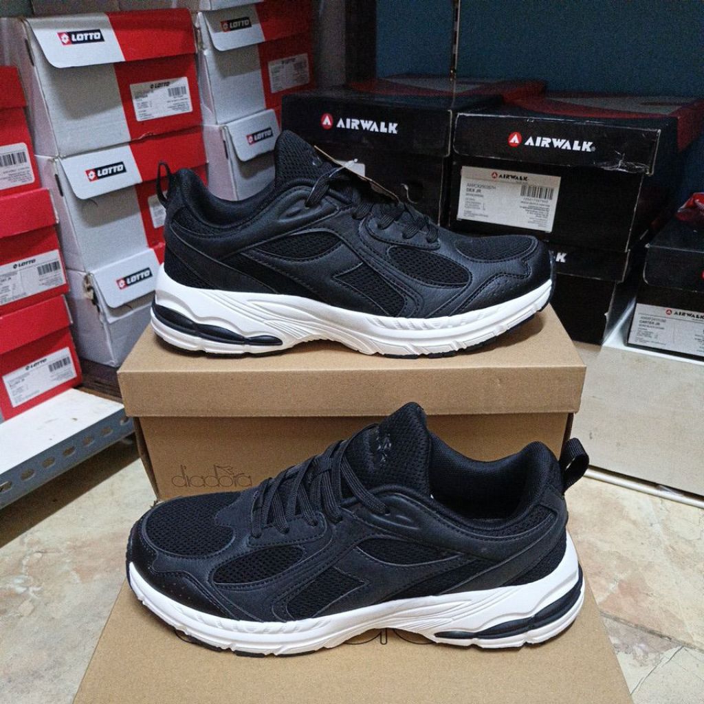 Sepatu Olahraga DIADORA Karnisius Black Original Resmi sport station
