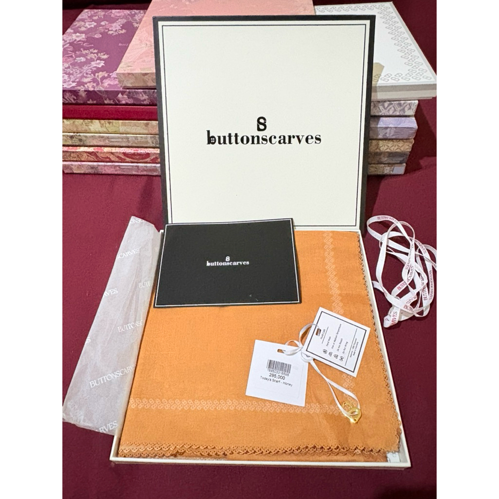 (Ready) BUTTONSCARVES - Today’s Scarf - Honey